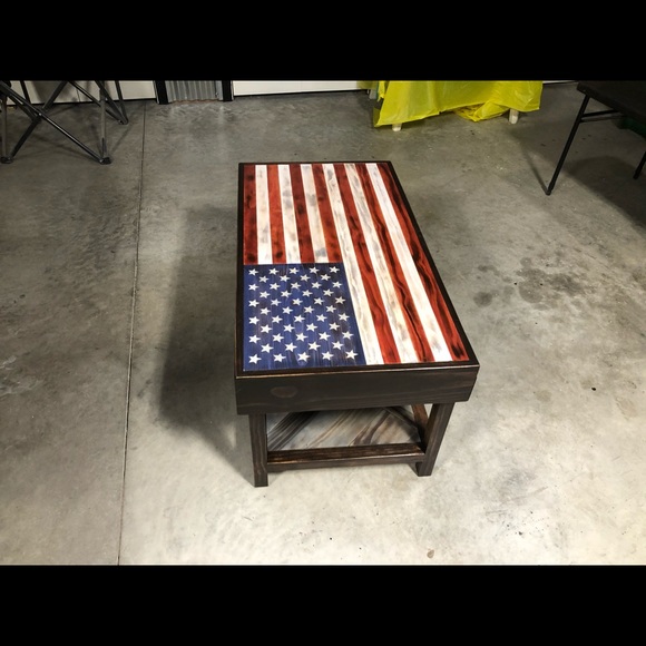 Flag table with locking hideaway - Picture 5 of 8